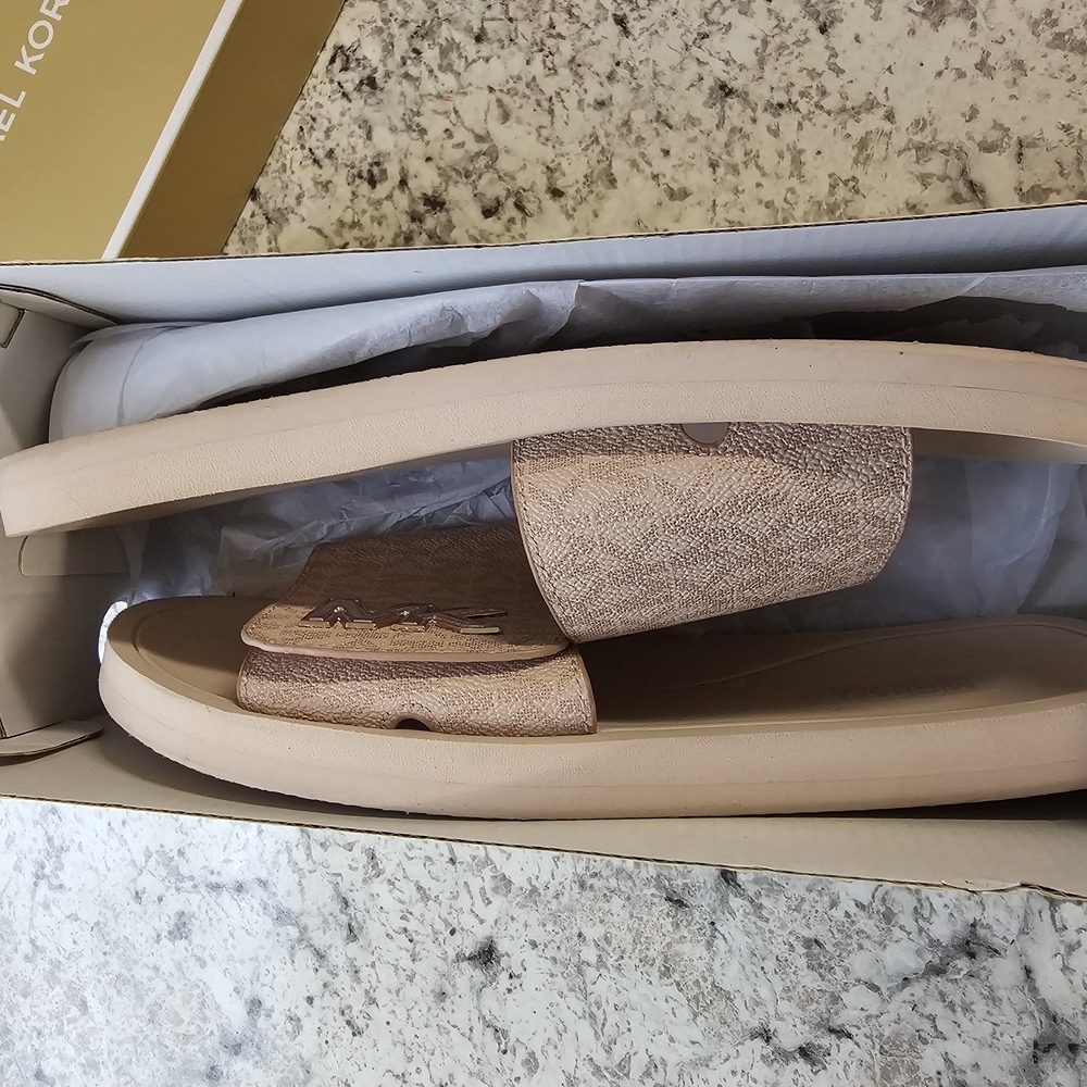 COPY - Michael Kors Gold Sandals Elegant Design - Picture 3 of 6